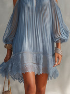 ADELA | Vestido corto azul con hombros descubiertos y bajo de encaje