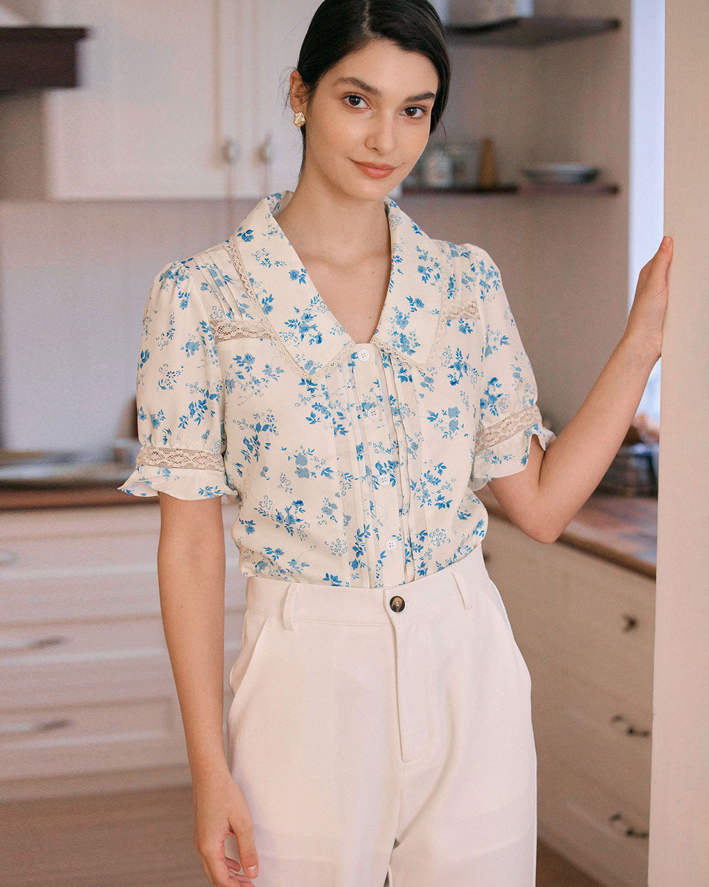 ALICIA | Camisa floral plisada con inserciones de encaje