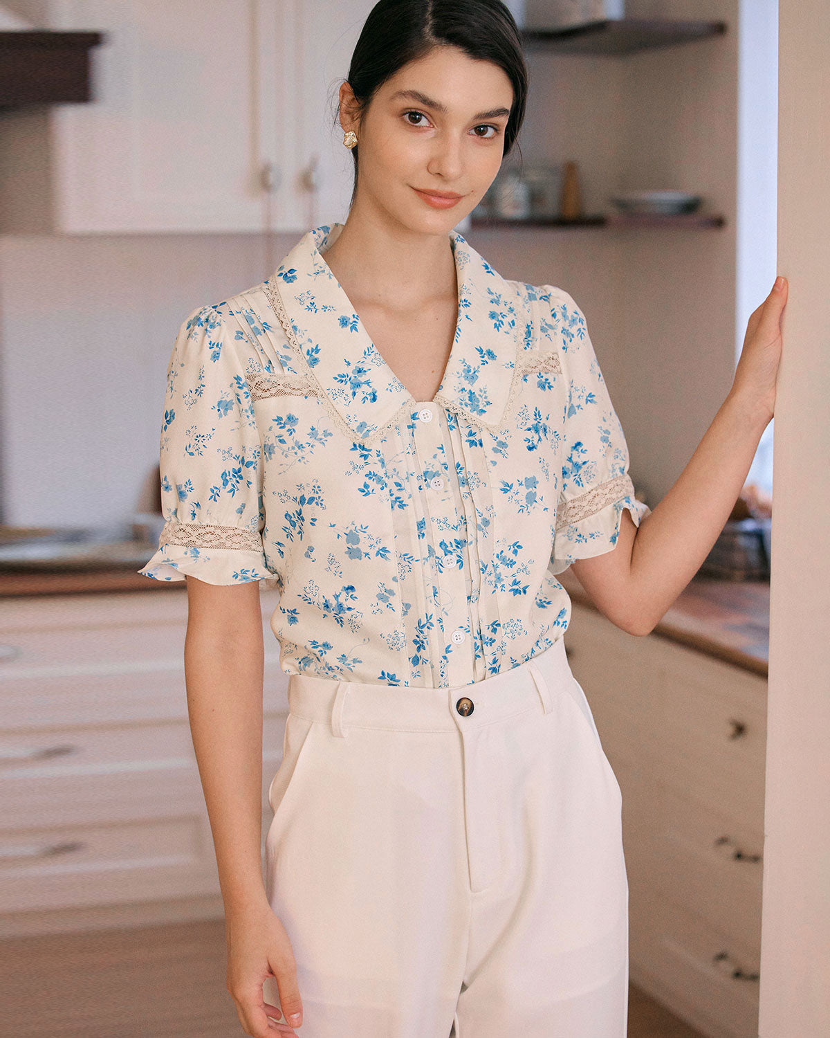 ALICIA | Camisa floral plisada con inserciones de encaje