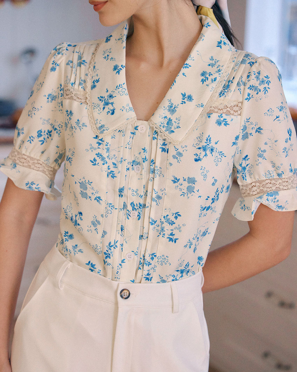ALICIA | Camisa floral plisada con inserciones de encaje