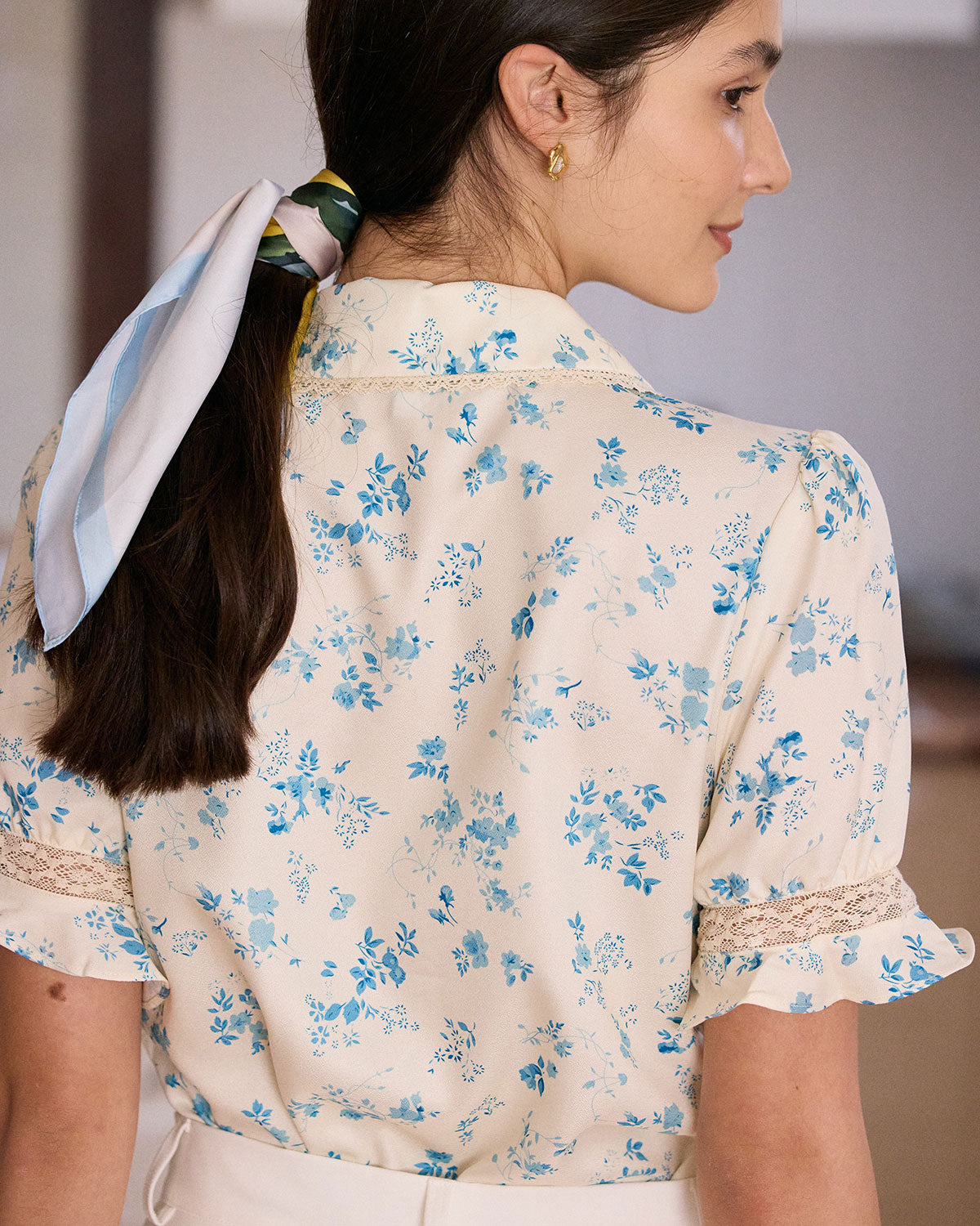 ALICIA | Camisa floral plisada con inserciones de encaje