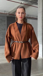 Jasmine — Chaqueta Capa con Cinturón | Drapeado de Lujo