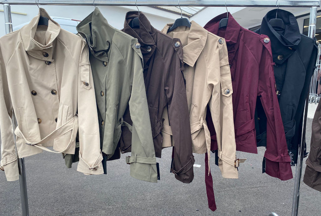 Byblos — Gabardina Corta Doble Botonadura | Gabardina de Lujo