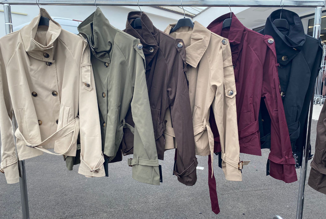 Byblos — Gabardina Corta Doble Botonadura | Gabardina de Lujo