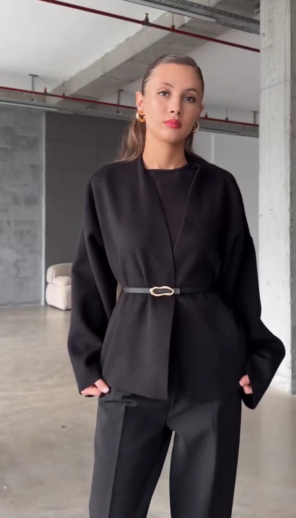 Jasmine — Chaqueta Capa con Cinturón | Drapeado de Lujo