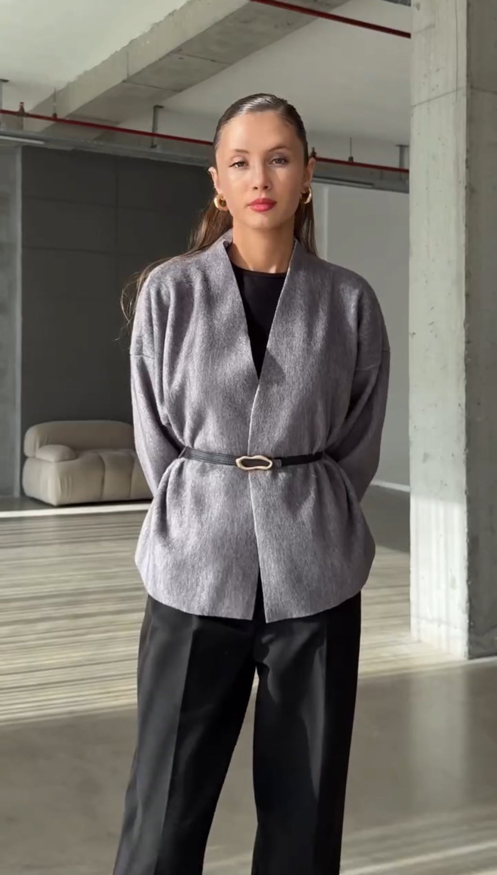 Jasmine — Chaqueta Capa con Cinturón | Drapeado de Lujo