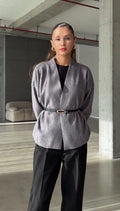Jasmine — Chaqueta Capa con Cinturón | Drapeado de Lujo