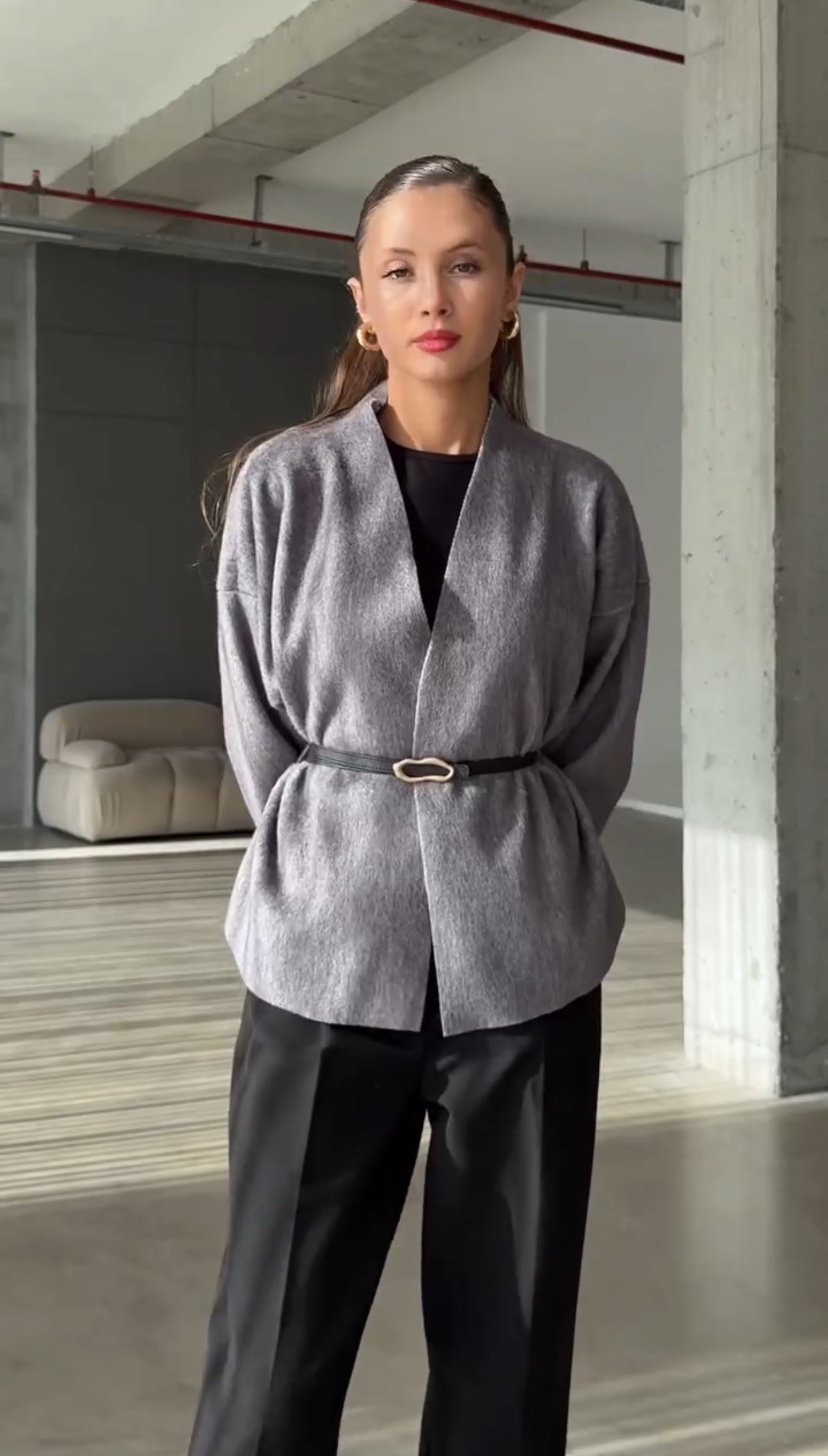 Jasmine — Chaqueta Capa con Cinturón | Drapeado de Lujo