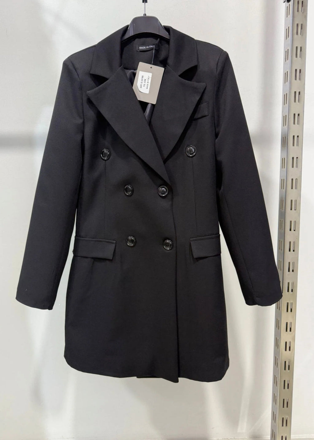 Bárbara Negro — Vestido Blazer Doble Botonadura y Broche | Elegancia Negra