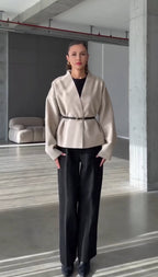 Jasmine — Chaqueta Capa con Cinturón | Drapeado de Lujo