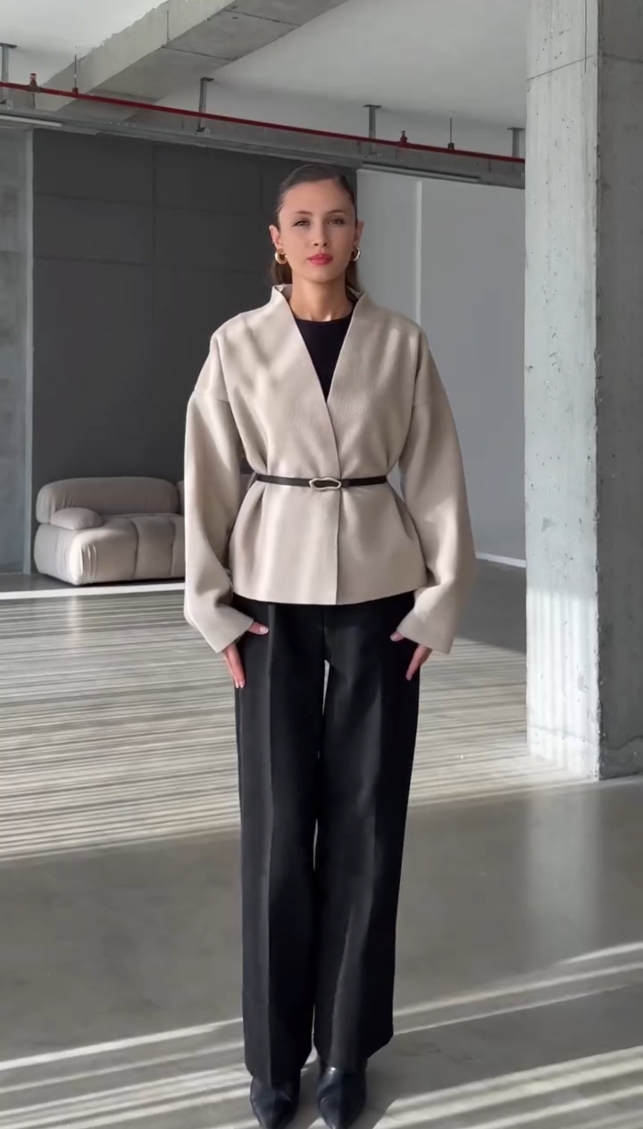 Jasmine — Chaqueta Capa con Cinturón | Drapeado de Lujo