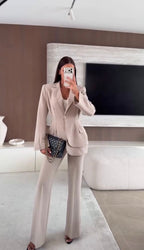 Meghan — Conjunto Blazer Entallado y Pantalón Acampanado | Saber Hacer