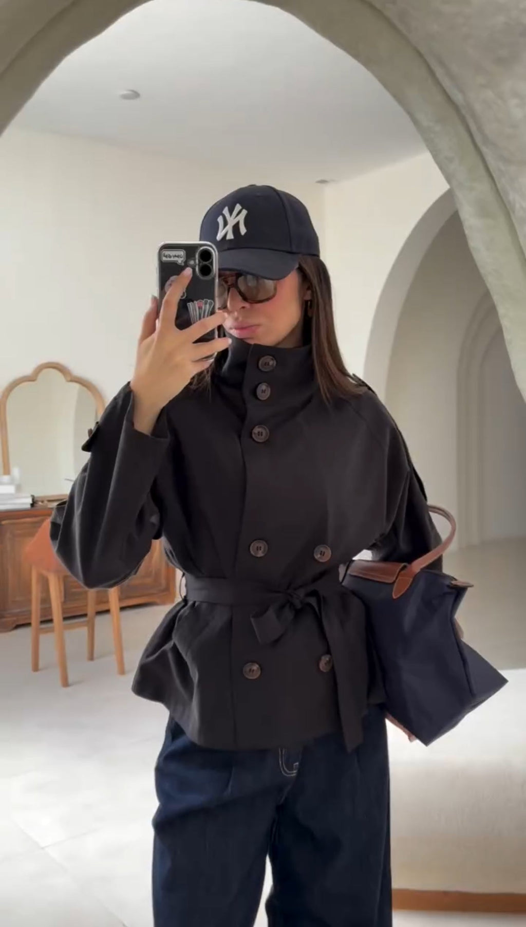 Byblos — Gabardina Corta Doble Botonadura | Gabardina de Lujo