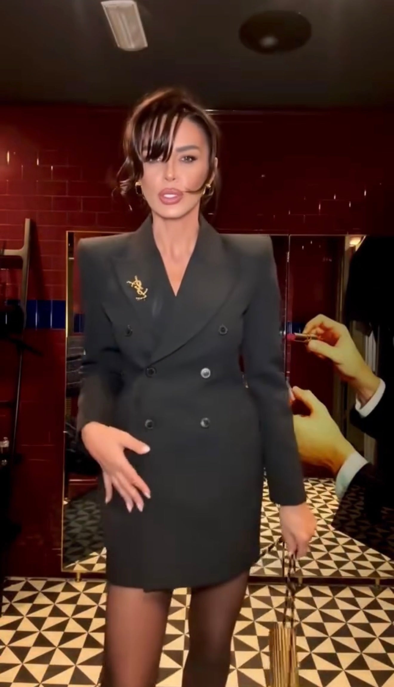 Bárbara Negro — Vestido Blazer Doble Botonadura y Broche | Elegancia Negra