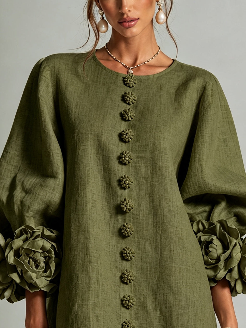 LETICIA | Vestido camisero corto en verde oliva con puños de flor