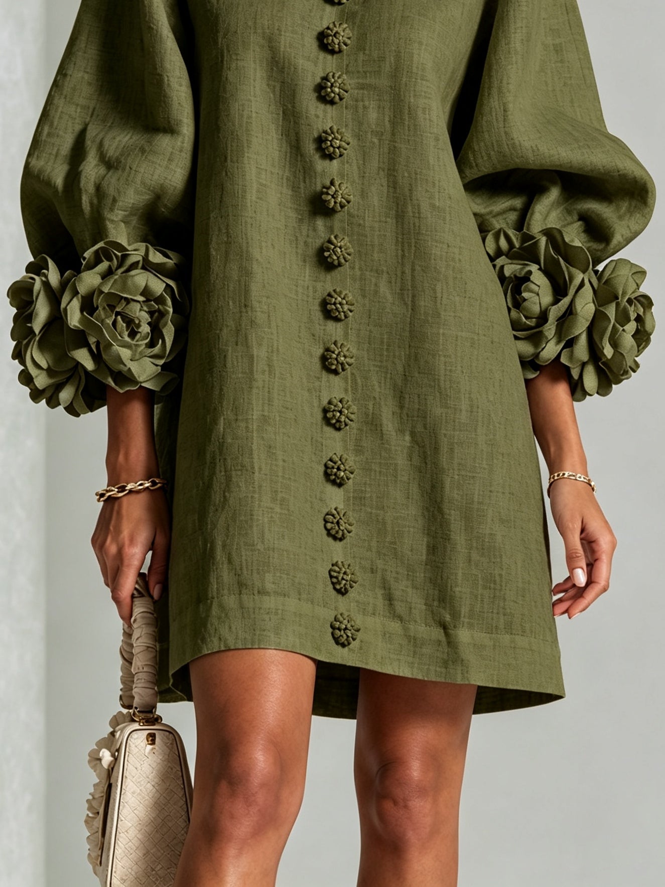 LETICIA | Vestido camisero corto en verde oliva con puños de flor