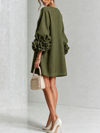 LETICIA | Vestido camisero corto en verde oliva con puños de flor