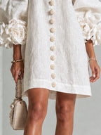 AMPARO | Vestido corto con botones de flor y mangas abullonadas
