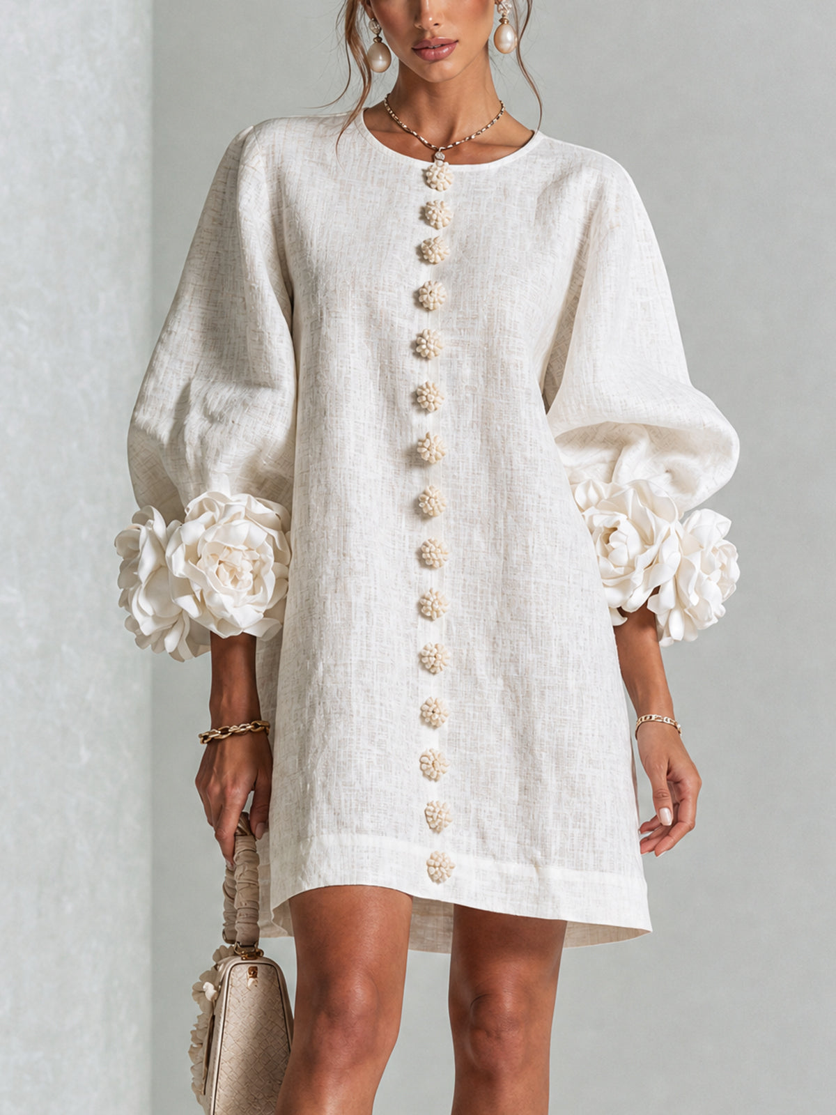 AMPARO | Vestido corto con botones de flor y mangas abullonadas