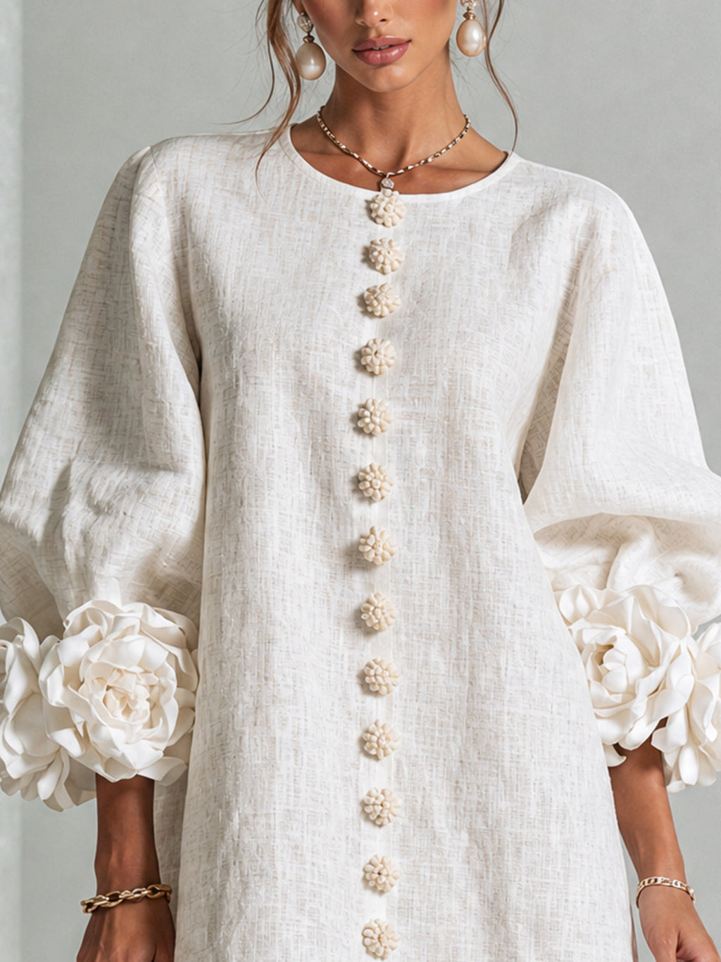 AMPARO | Vestido corto con botones de flor y mangas abullonadas