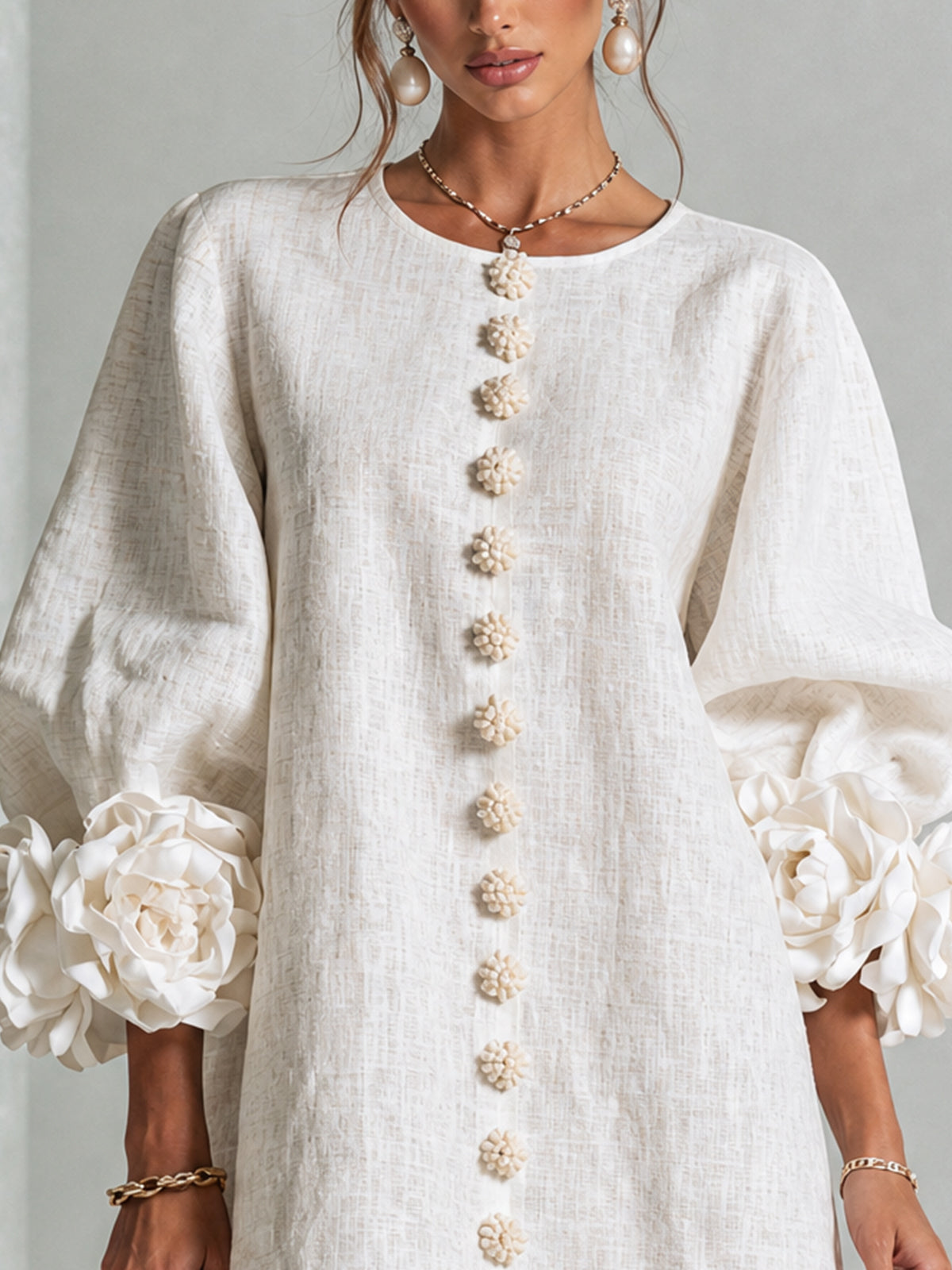 AMPARO | Vestido corto con botones de flor y mangas abullonadas