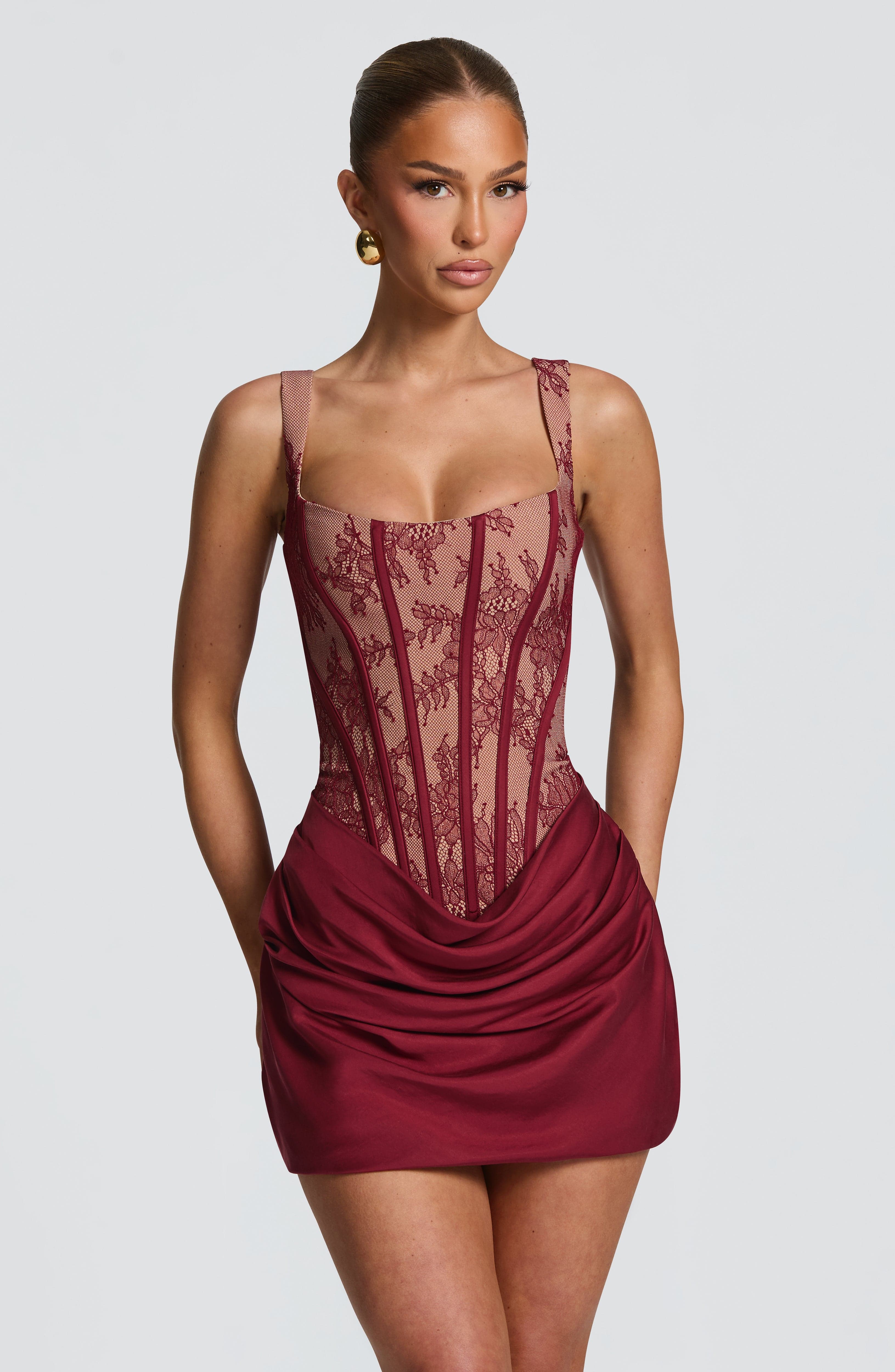 Cornelia — Vestido Corto Encaje Burdeos | Romanticismo Oscuro