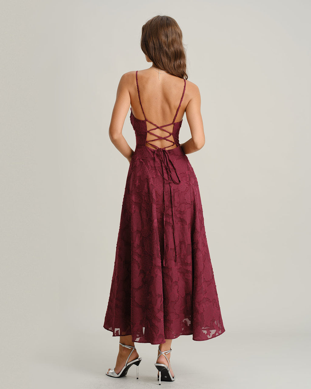 ANA | Vestido largo sin tirantes de color rojo vino