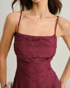 ANA | Vestido largo sin tirantes de color rojo vino